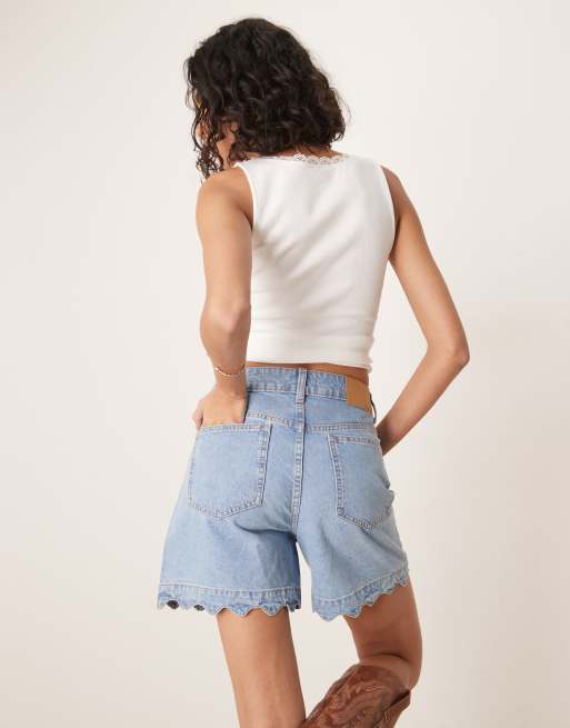 Pantalones cortos vaqueros azul medio con bajos festoneados de ASOS DESIGN, 4 de 5