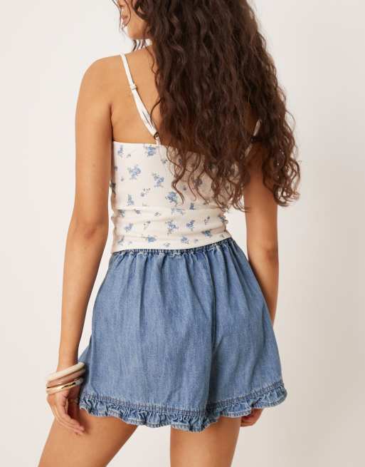 Pantalones cortos vaqueros azul medio con detalle de volantes de ASOS DESIGN, 5 de 5