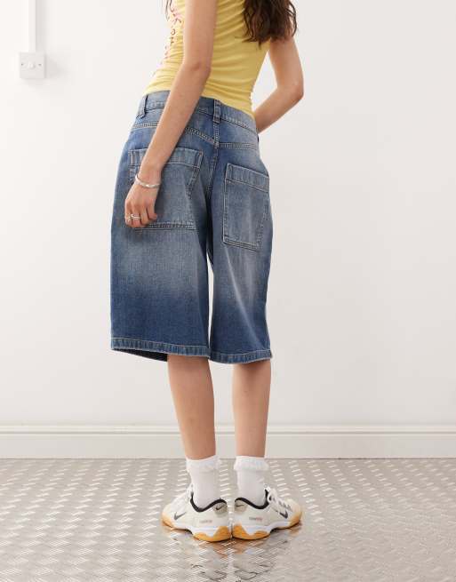 Pantalones cortos vaqueros azul medio de corte alargado con costuras en contraste de COLLUSION, 5 de 5