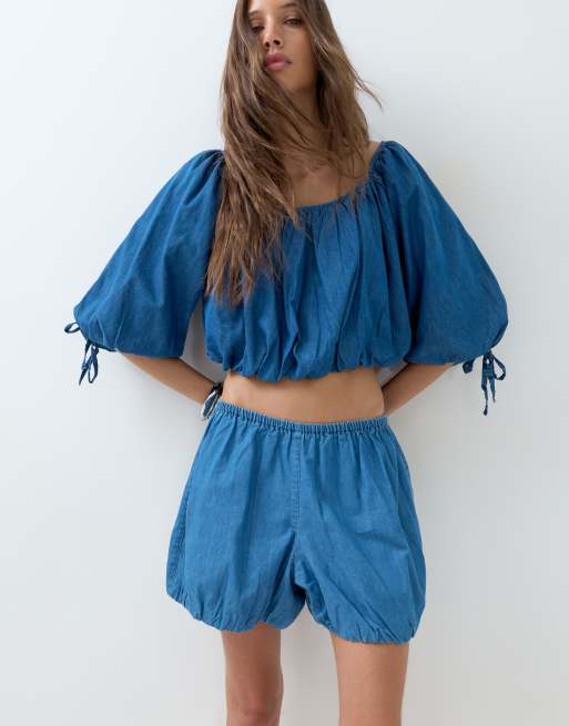 ASOS DESIGN - Conjunto vaquero azul medio de pantalones cortos estilo bombachos y top abullonado con escote palabra de honor, 3 de 3