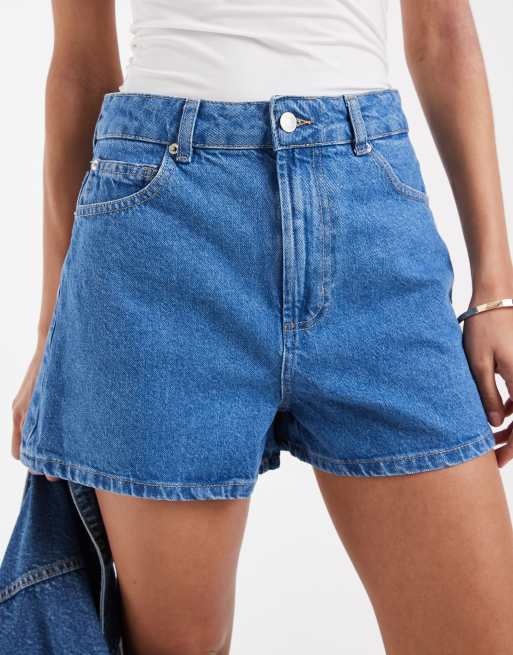 Pantalones cortos vaqueros azul medio de talle alto de ASOS DESIGN, 5 de 5