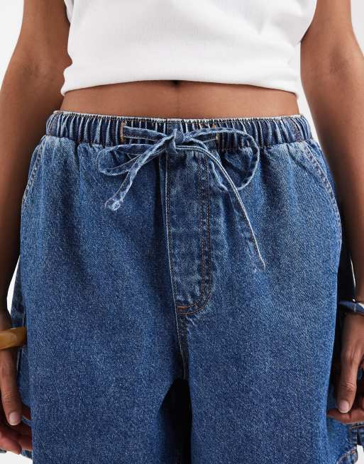 Pantalones cortos vaqueros azul medio sin cierres de corte alargado de ASOS DESIGN, 3 de 5
