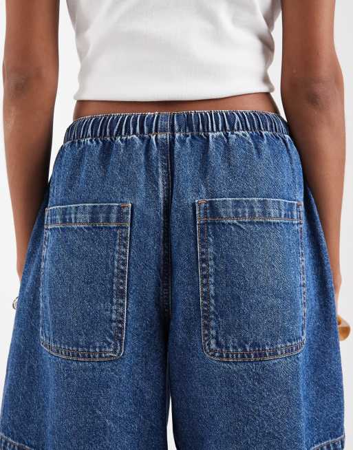 Pantalones cortos vaqueros azul medio sin cierres de corte alargado de ASOS DESIGN, 4 de 5