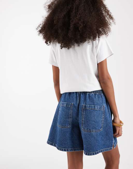 Pantalones cortos vaqueros azul medio sin cierres de corte alargado de ASOS DESIGN, 5 de 5