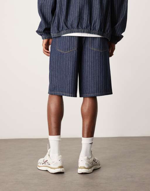 Pantalones cortos vaqueros azules de corte alargado con raya diplomática y lavado oscuro de ASOS DESIGN (parte de un conjunto), 4 de 5