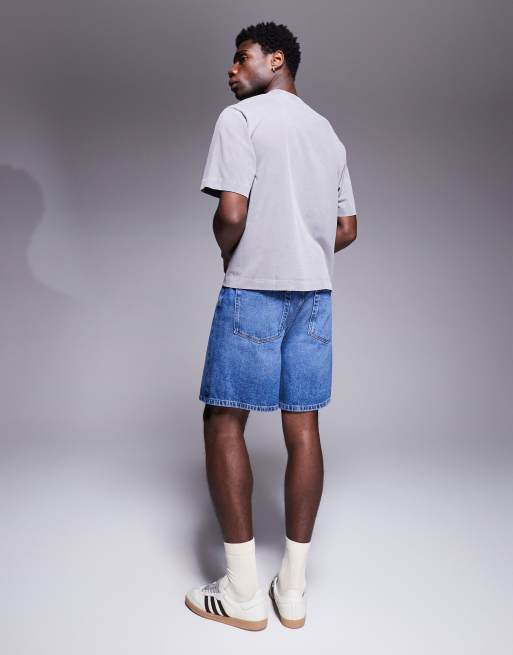 Pantalones cortos vaqueros azules estilo bermudas de largo estándar con lavado medio de ASOS DESIGN, 3 de 5