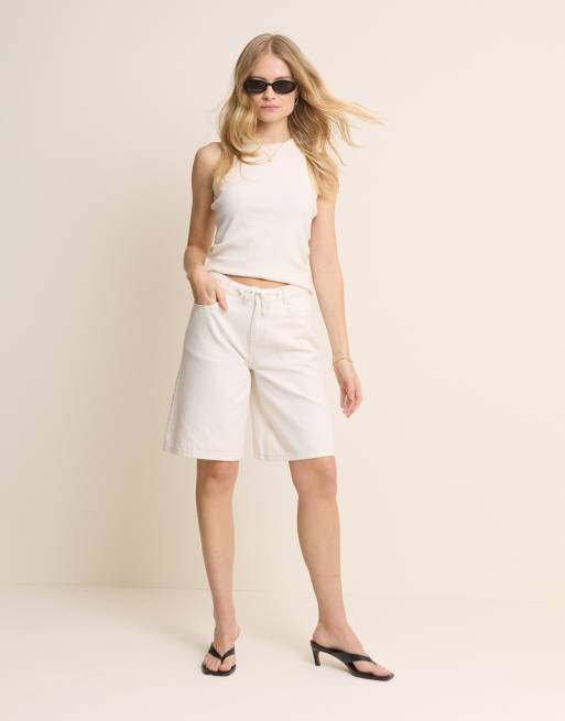 Pantalones cortos vaqueros blancos de corte alargado con detalle de cordón ajustable Sutton de Nobody's Child, 2 de 5