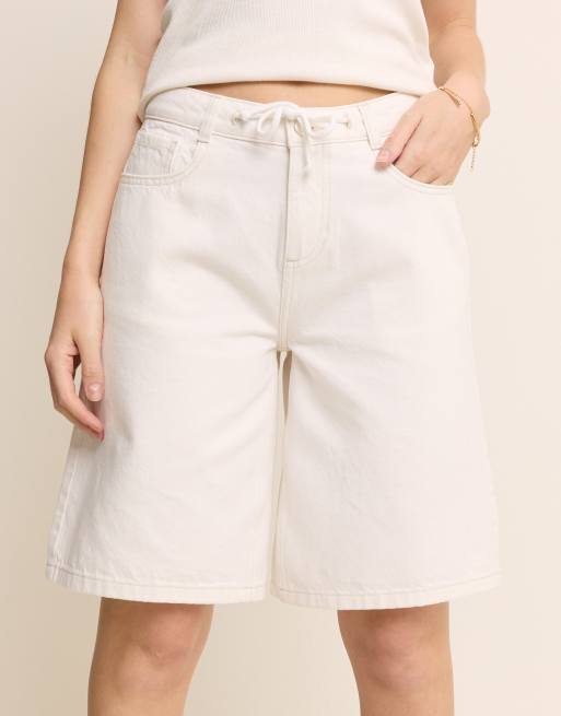 Pantalones cortos vaqueros blancos de corte alargado con detalle de cordón ajustable Sutton de Nobody's Child, 3 de 5