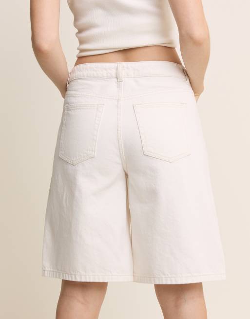 Pantalones cortos vaqueros blancos de corte alargado con detalle de cordón ajustable Sutton de Nobody's Child, 5 de 5