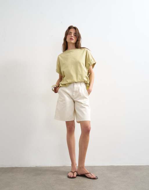 Pantalones cortos vaqueros blancos de corte alargado con pinzas de Topshop