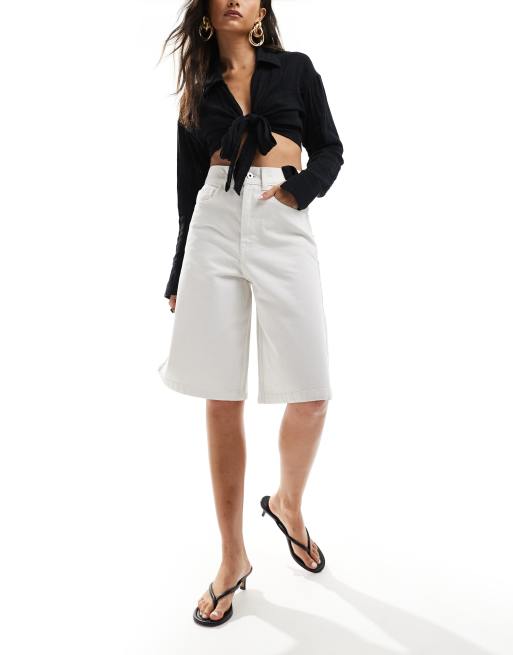 Pantalones cortos vaqueros blancos de corte skater alargado de COLLUSION