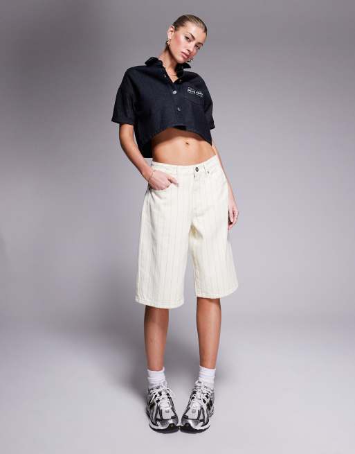 Pantalones cortos vaqueros color crema con raya diplomática de Liquor N Poker 
