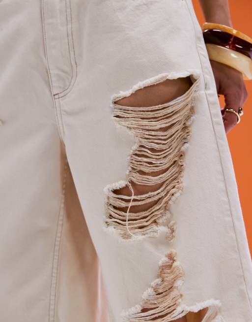 Pantalones cortos vaqueros color crudo estilo bermudas con roturas de ASOS DESIGN, 4 de 5