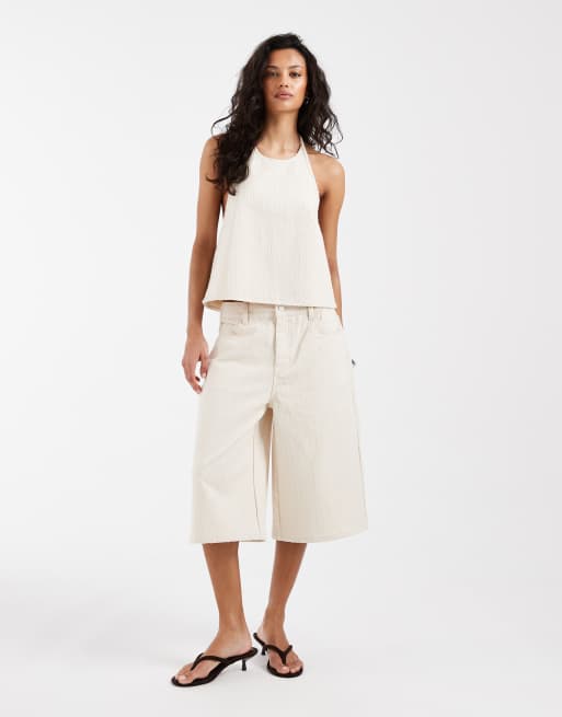Conjunto color crudo de pantalones cortos vaqueros holgados texturizados estilo bermudas y top vaquero de tirantes con lazada en la espalda de ASOS DESIGN, 2 de 3