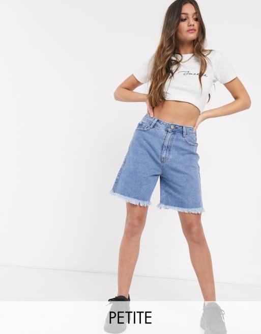 Pantalones cortos vaqueros con diseño largo en azul de Missguided Petite