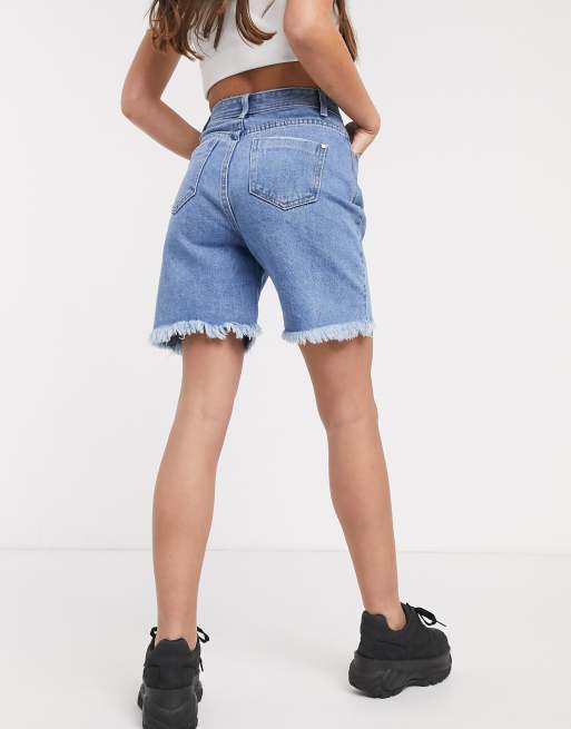 Pantalones cortos vaqueros con diseño largo en azul de Missguided Petite, 2 de 4