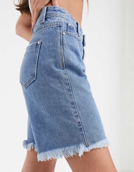 Pantalones cortos vaqueros con diseño largo en azul de Missguided Petite, 3 de 4