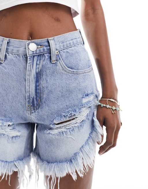 Pantalones cortos vaqueros con lavado ácido y bajo escalonado desflecado de Glamorous, 4 de 5