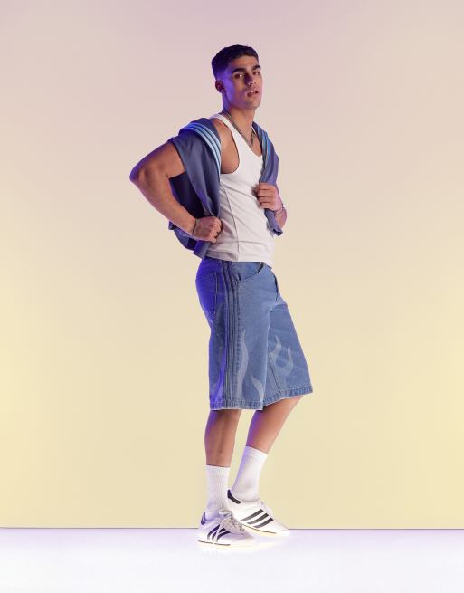 Pantalones cortos vaqueros con lavado azul claro y estampado de llamas de adidas Originals
