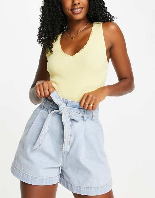 Pantalones cortos vaqueros con lavado azul medio y lazada en la cintura de Miss Selfridge