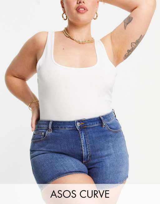 Pantalones cortos vaqueros con lavado medio y diseño moldeador y realzador de talle alto de ASOS DESIGN Curve