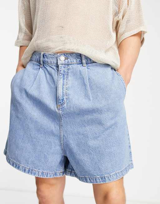 Pantalones cortos vaqueros con lavado medio y pinzas delanteras de ASOS DESIGN, 3 de 4