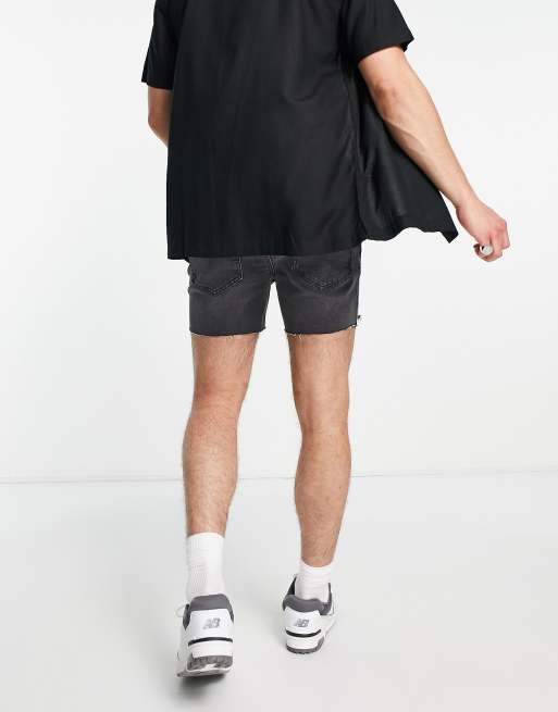 Pantalones cortos vaqueros con lavado negro y bajo sin rematar de ASOS DESIGN, 2 de 4