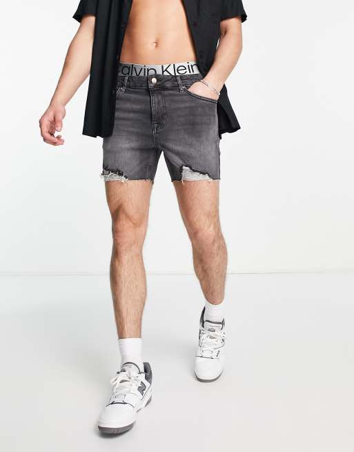 Pantalones cortos vaqueros con lavado negro y bajo sin rematar de ASOS DESIGN, 3 de 4