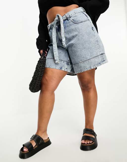Pantalones cortos vaqueros con lazada en la cintura y lavado azul claro de Vero Moda Curve