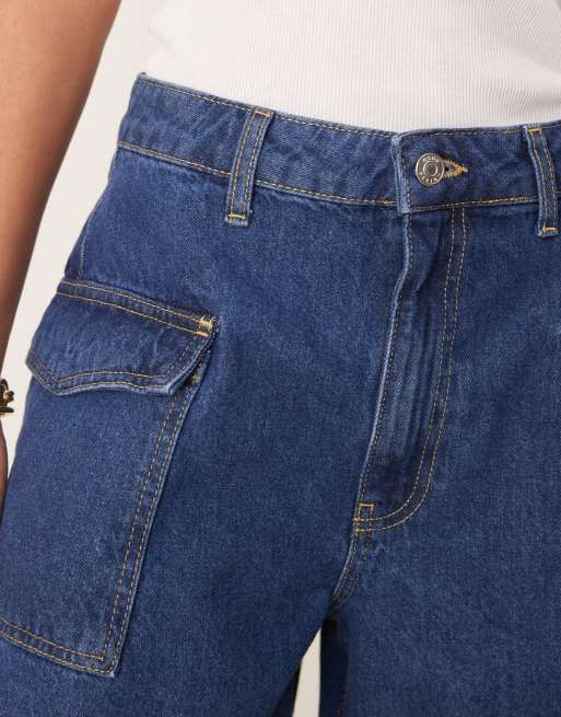 Pantalones cortos vaqueros dad azul medio con detalle de bolsillo de ASOS DESIGN, 2 de 5