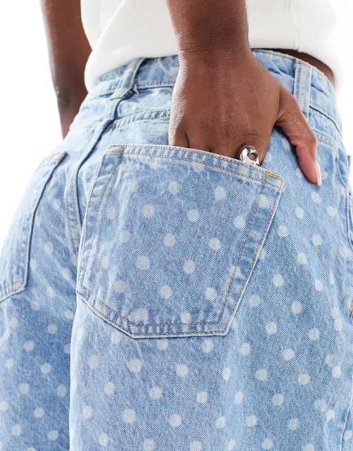 Pantalones cortos vaqueros de corte alargado acampanado con estampado de lunares de ASOS DESIGN, 3 de 5