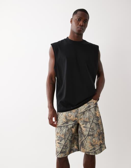Pantalones cortos vaqueros de corte alargado con estampado de camuflaje de ASOS DESIGN, 2 de 5