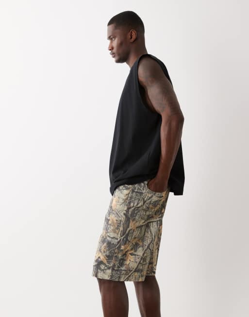 Pantalones cortos vaqueros de corte alargado con estampado de camuflaje de ASOS DESIGN, 3 de 5