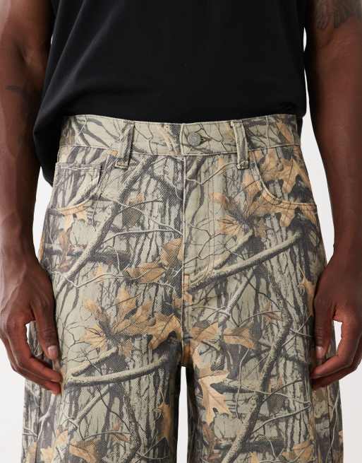 Pantalones cortos vaqueros de corte alargado con estampado de camuflaje de ASOS DESIGN, 4 de 5