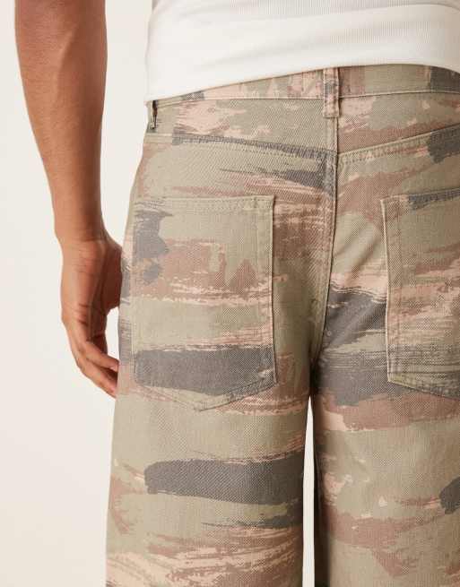 Pantalones cortos vaqueros de corte alargado con estampado de camuflaje de desierto de ASOS DESIGN (parte de un conjunto), 2 de 5