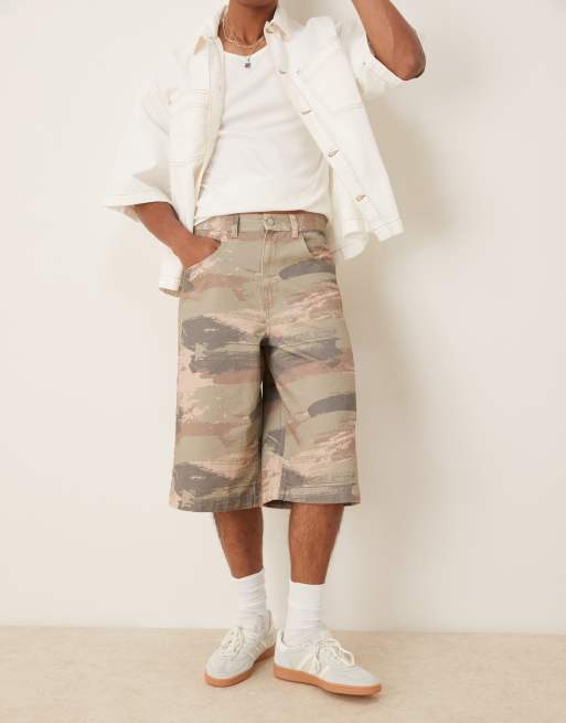 Pantalones cortos vaqueros de corte alargado con estampado de camuflaje de desierto de ASOS DESIGN (parte de un conjunto), 3 de 5
