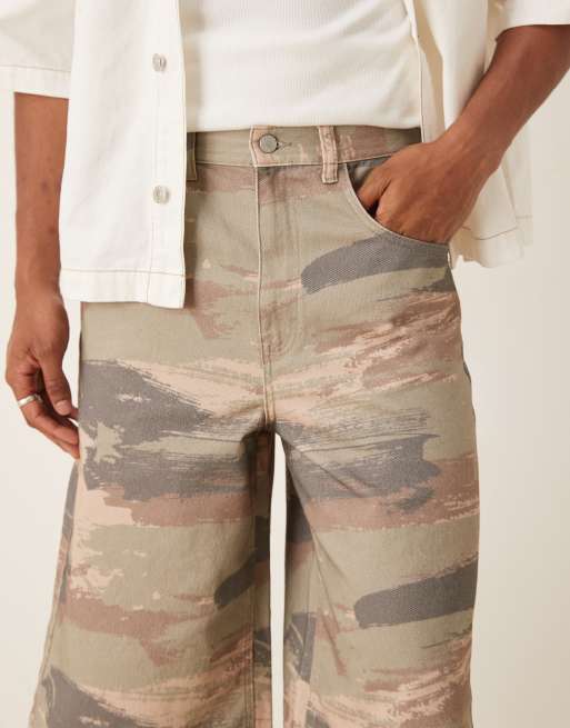 Pantalones cortos vaqueros de corte alargado con estampado de camuflaje de desierto de ASOS DESIGN (parte de un conjunto), 4 de 5