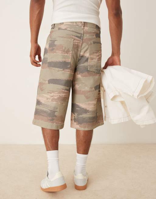 Pantalones cortos vaqueros de corte alargado con estampado de camuflaje de desierto de ASOS DESIGN (parte de un conjunto), 5 de 5