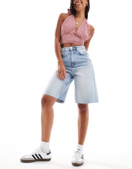 Pantalones cortos vaqueros de corte alargado con lavado azul claro de Miss Selfridge