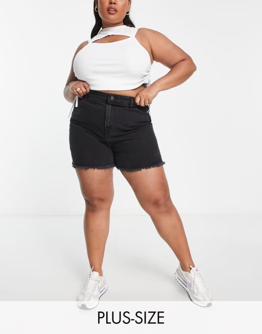 Pantalones cortos vaqueros de corte alargado con lavado negro y bajo sin rematar de DTT Plus 