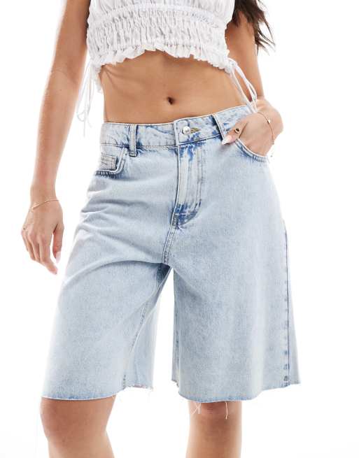 Pantalones cortos vaqueros de corte alargado estilo bermudas con lavado azul descolorido de Pimkie