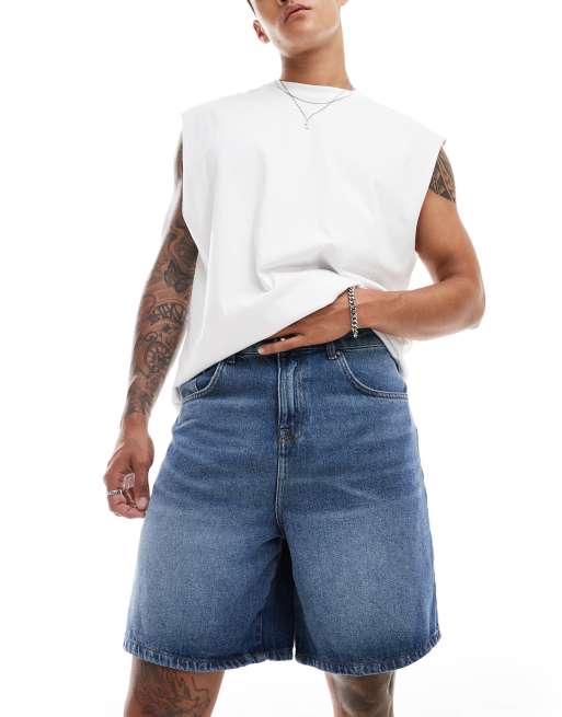 Pantalones cortos vaqueros de corte estilo bermudas estándar con lavado azul medio de ASOS DESIGN