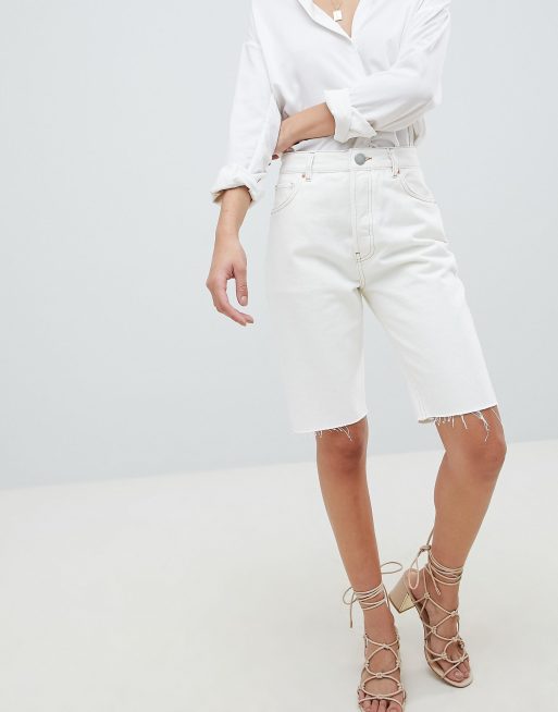 Pantalones cortos vaqueros de corte largo y alto en blanco de ASOS DESIGN | ASOS