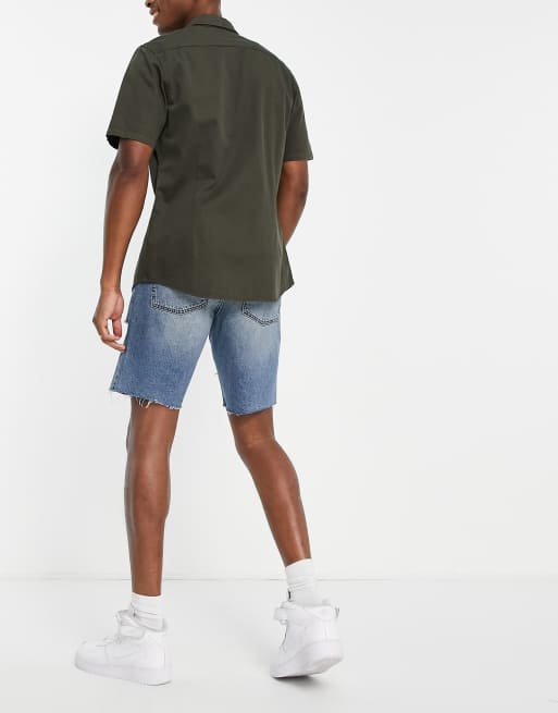 cortos vaqueros de corte slim con lavado azul medio, bajos sin rematar y muslos de ASOS | ASOS