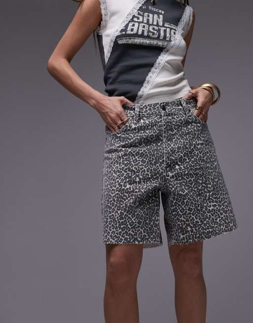 Pantalones cortos vaqueros de corte suelto alargado con estampado de leopardo de Topshop