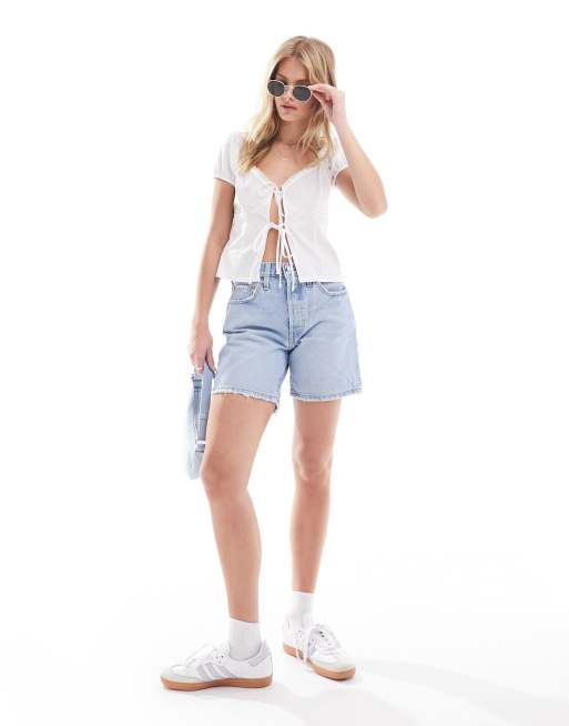 Pantalones cortos vaqueros de largo a medio muslo con lavado azul claro 501 de Levi's, 4 de 5