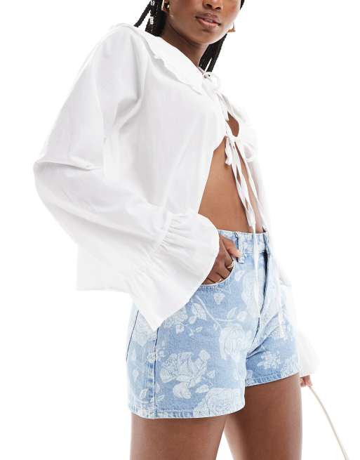 Pantalones cortos vaqueros de talle alto con lavado claro y estampado de rosas a láser de ONLY 