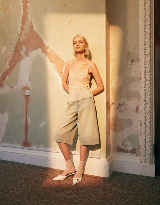 Pantalones cortos vaqueros estilo bermudas con lavado descolorido deslucido de Topshop