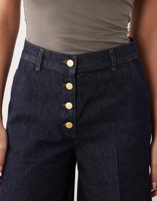 Pantalones cortos vaqueros estilo bermudas de pernera ancha con botones dorados de ASOS DESIGN, 4 de 5