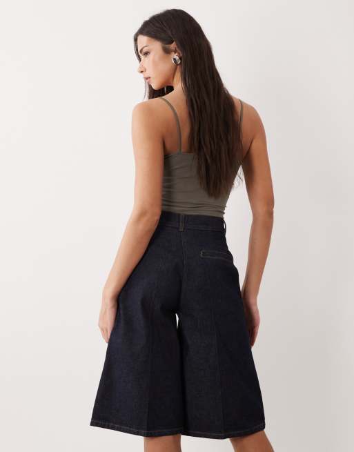 Pantalones cortos vaqueros estilo bermudas de pernera ancha con botones dorados de ASOS DESIGN, 5 de 5